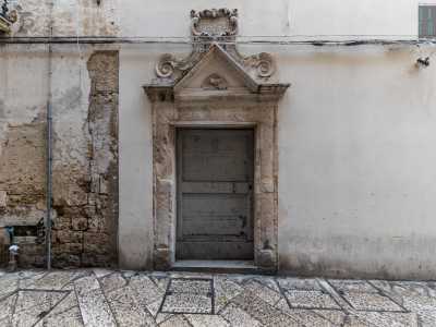 La secolare raffigurazione religiosa � uno dei tanti preziosi manufatti artistici che si trovano all�interno della chiesa di San Martino, la quale sorge su strada Bianchi Dottula, inglobata nell�omonimo imponente palazzo nobiliare